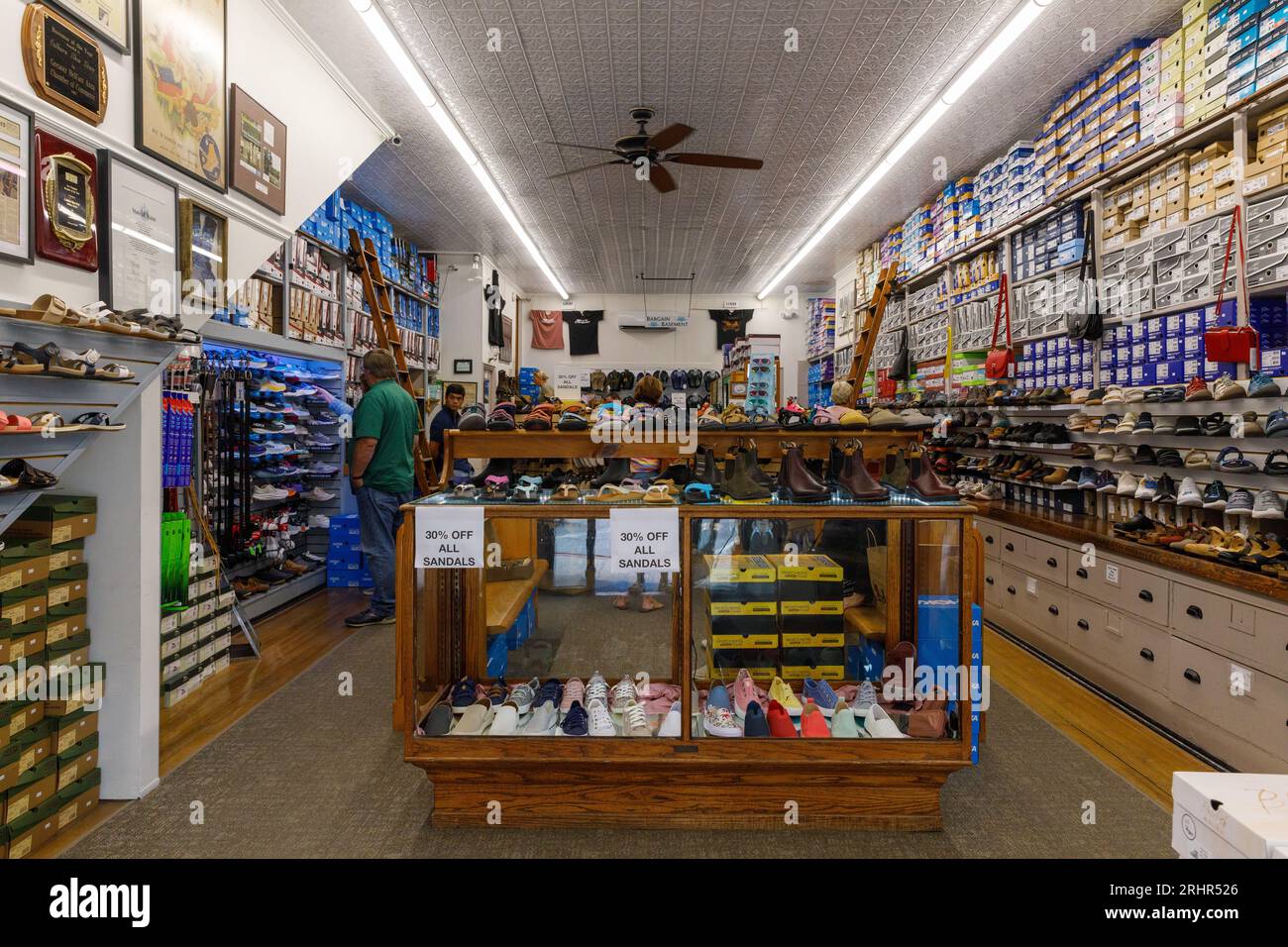 Im Colburn Shoe Store, „Amerikas ältester Schuhladen“, in der Main Street, Belfast, Waldo County, in midcoast Maine, USA. Stockfoto