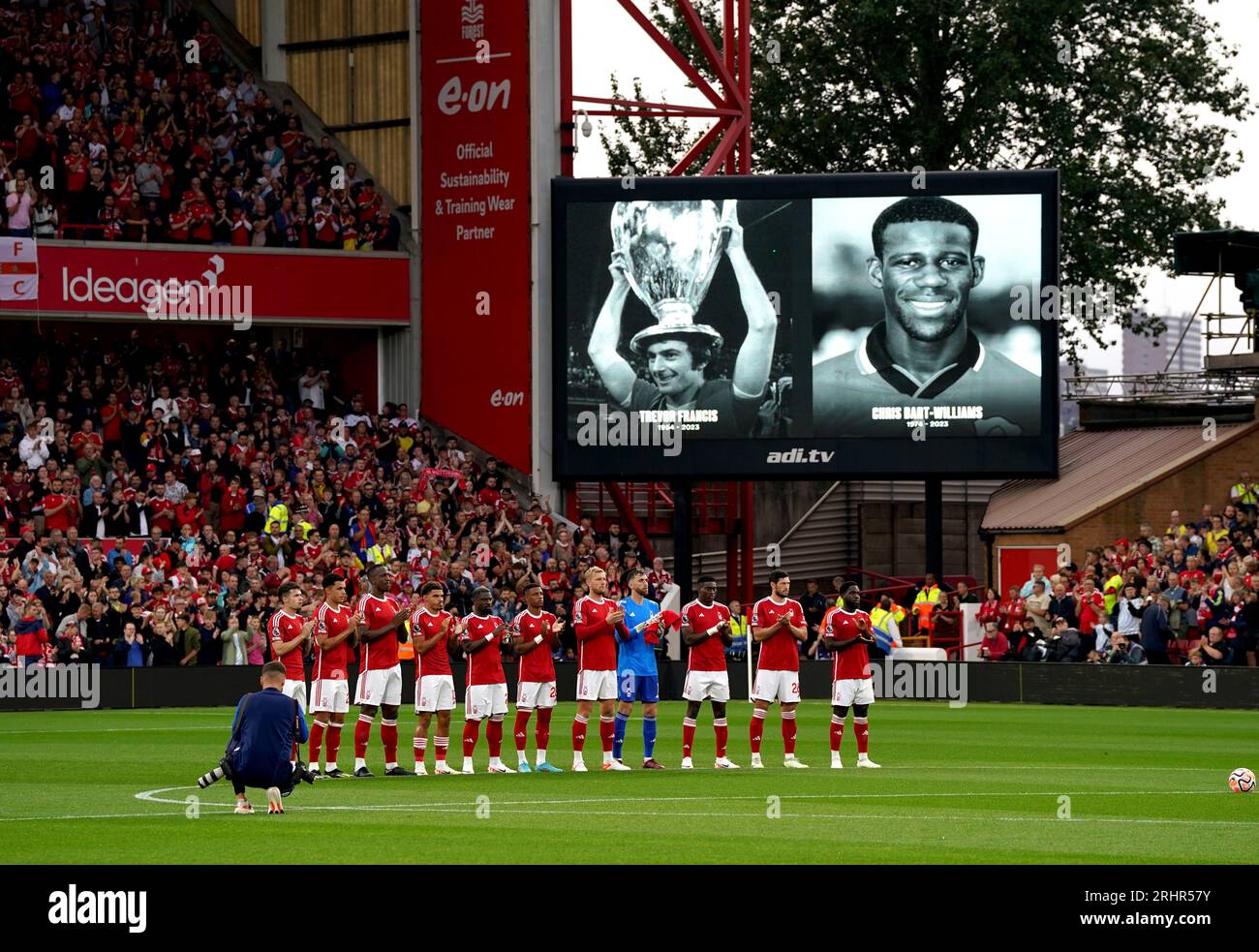 Die Spieler von Nottingham Forest beobachten eine Minute des Applaus in Erinnerung an die ehemaligen Spieler Trevor Francis und Chris Bart-Williams vor dem Spiel der Premier League im City Ground in Nottingham. Bilddatum: Freitag, 18. August 2023. Stockfoto
