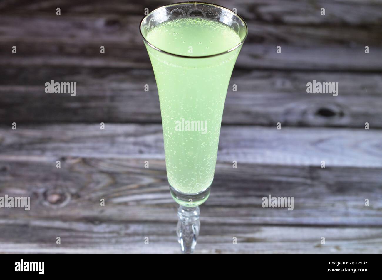 Gekühltes kaltes Limonade-Erfrischungsgetränk mit Zitronenminze, grünes Soda, kohlensäurehaltige Limonaden-Getränke, enthalten oft sehr hohe Natriumbenzoatwerte, und dies oft Stockfoto