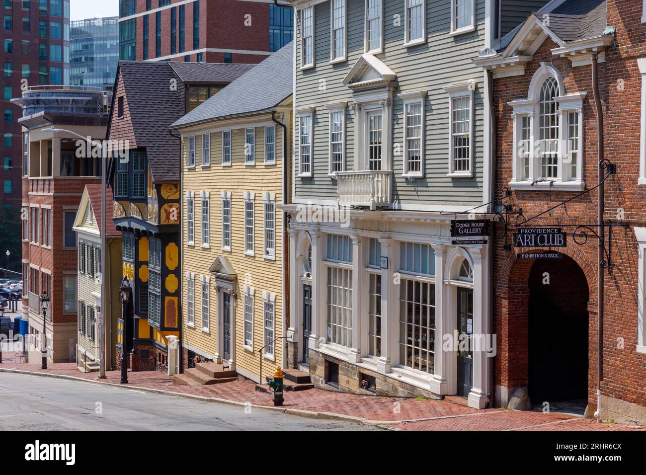 Hübsche und farbenfrohe historische Gebäude an der Angell Street, College Hill, Providence, Rhode Island, USA. Stockfoto Hübsche und farbenfrohe historische Gebäude an der Angell Street, College Hill, Providence, Rhode Island, USA. Stockfoto