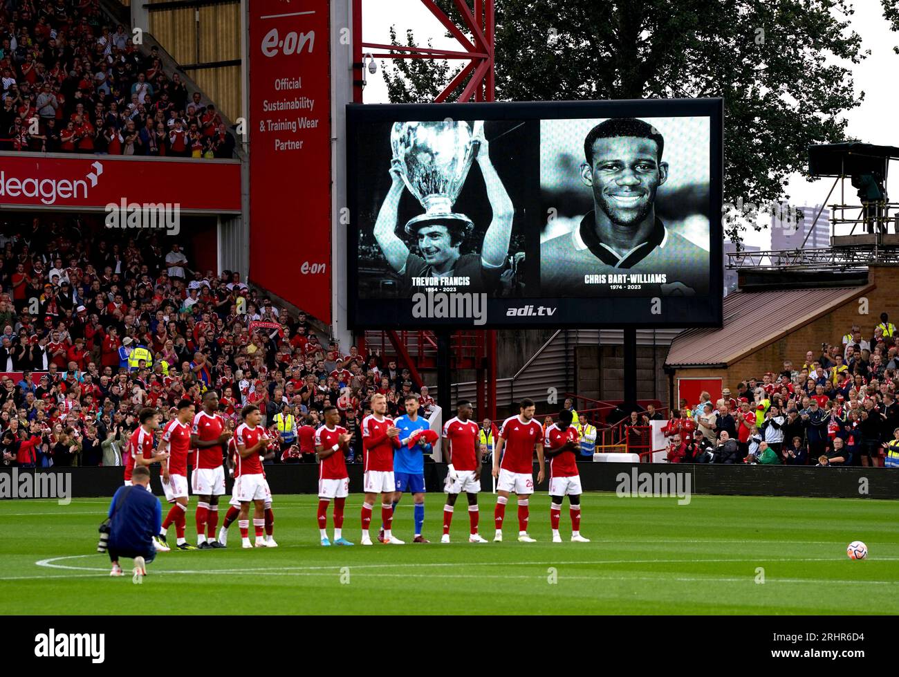 Die Spieler von Nottingham Forest beobachten eine Minute des Applaus in Erinnerung an die ehemaligen Spieler Trevor Francis und Chris Bart-Williams vor dem Spiel der Premier League im City Ground in Nottingham. Bilddatum: Freitag, 18. August 2023. Stockfoto