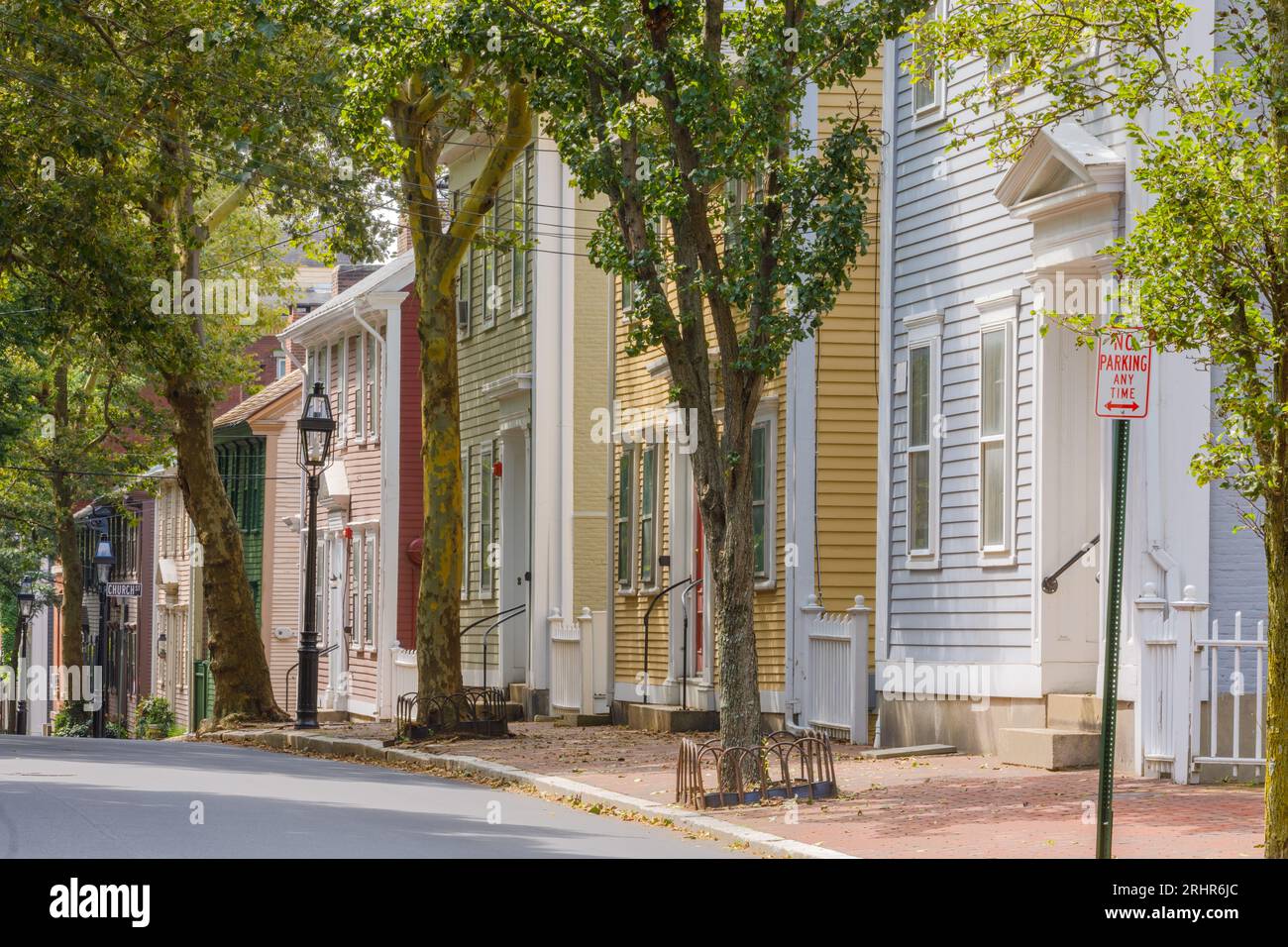 Alte und farbenfroh restaurierte Holzhäuser in der historischen Benefit Street, Providence, Rhode Island, USA. Stockfoto