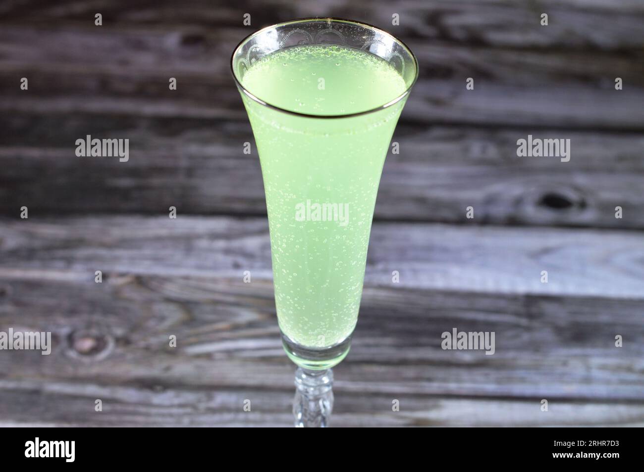 Gekühltes kaltes Limonade-Erfrischungsgetränk mit Zitronenminze, grünes Soda, kohlensäurehaltige Limonaden-Getränke, enthalten oft sehr hohe Natriumbenzoatwerte, und dies oft Stockfoto