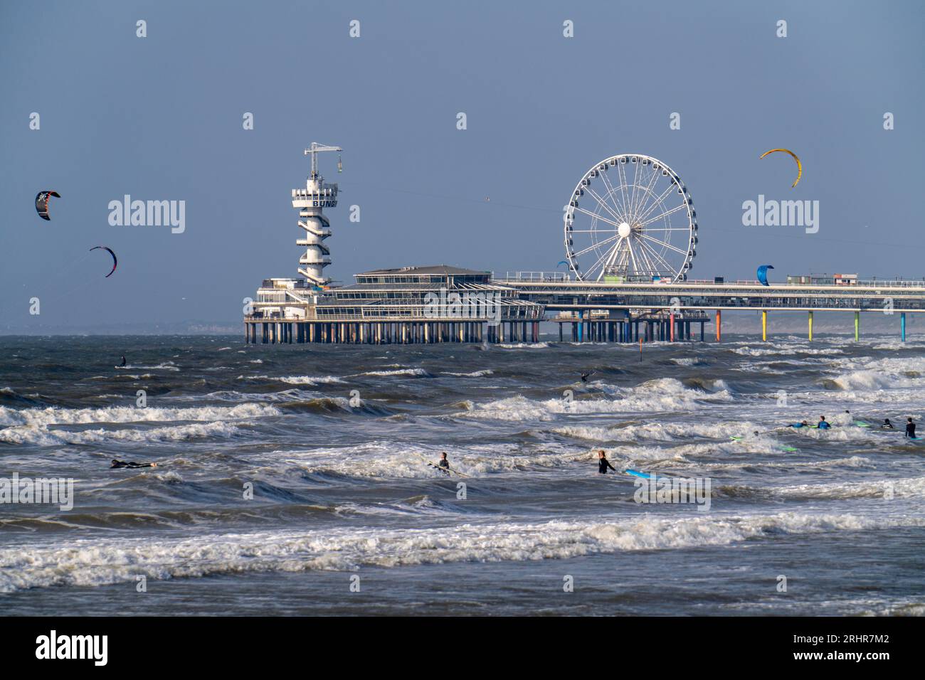 Scheveningen, Badeort, Strand, Nordseestrand, Skyline, Panorama, Übersicht, Fernblick, Pier, Seebrücke, Strandpromenade, Riesenrad, Autovermietung Stockfoto