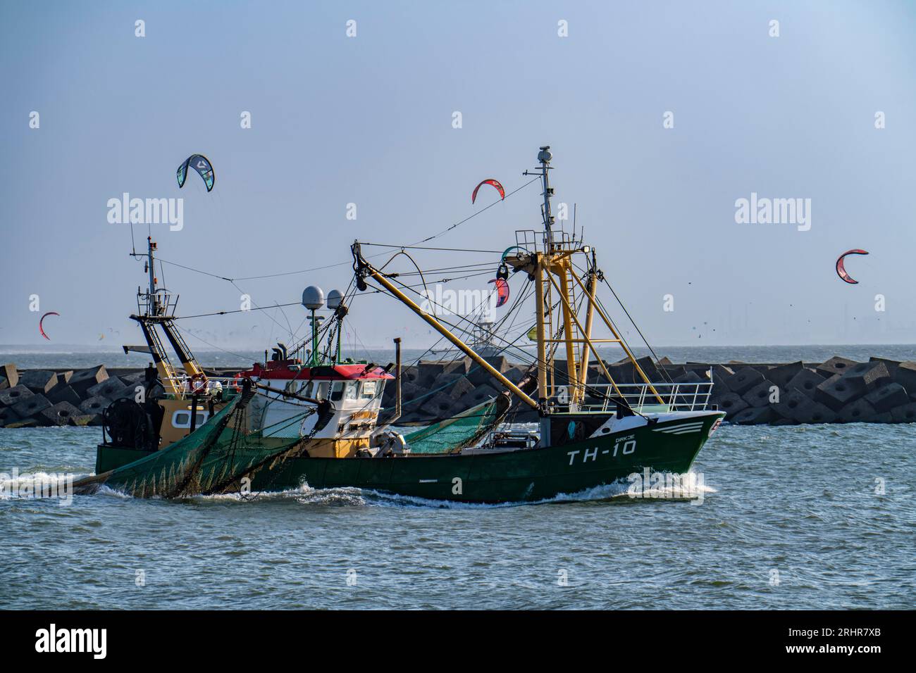 Fischereifahrzeug TH10 DIRKJE, vor der Küste von Scheveningen, den Haag, mit Streunetzen, Niederlande Stockfoto