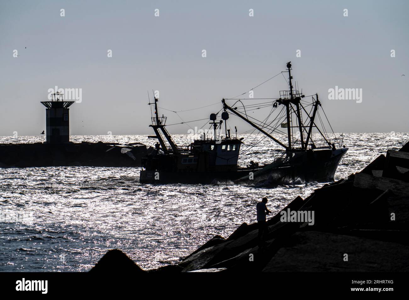 Fischerboot TH10 DIRKJE, vor der Küste von Scheveningen, den Haag, mit ausgebreiteten Netzen, Hafenausgangsbake, Niederlande Stockfoto