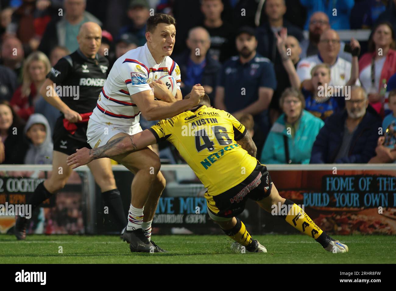 Wakefield, Großbritannien. August 2023. Be Well Support Stadium, Wakefield, West Yorkshire, 18. August 2023. Betfred Super League Wakefield Trinity vs Castleford Tigers Innes Senior of Wakefield Trinity Tackle by Blake Austin of Castleford Tigers Credit: Touchlinepics/Alamy Live News Stockfoto
