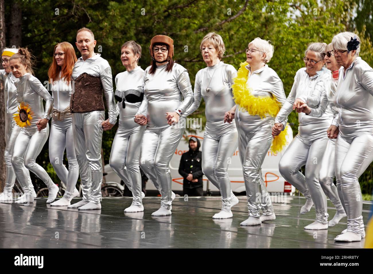 Umea, Schweden - 6. Juni 2023: Eine Reihe älterer Menschen stehen nach einer Tanzvorstellung in der Reihe Stockfoto