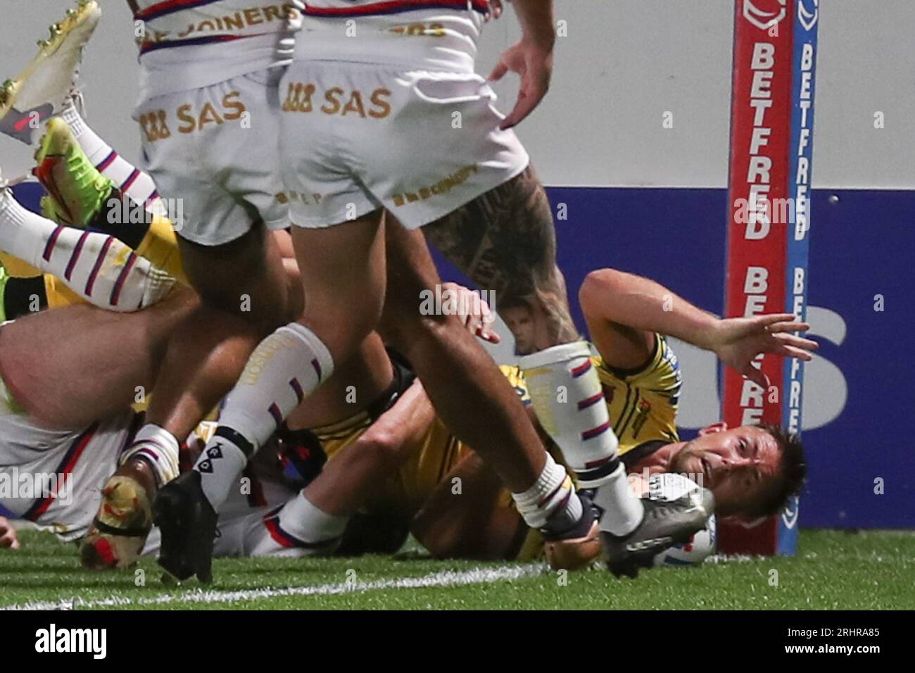 Wakefield, Großbritannien. August 2023. Versuchen Sie Greg Eden Castleford *** während des Super-League-Spiels zwischen Wakefield Trinity und Castleford in Belle Vue, Wakefield, UK am 18. August 2023. Foto von Simon Hall. Nur redaktionelle Verwendung, Lizenz für kommerzielle Nutzung erforderlich. Keine Verwendung bei Wetten, Spielen oder Veröffentlichungen eines einzelnen Vereins/einer Liga/eines einzelnen Spielers. Credit: UK Sports Pics Ltd/Alamy Live News Stockfoto