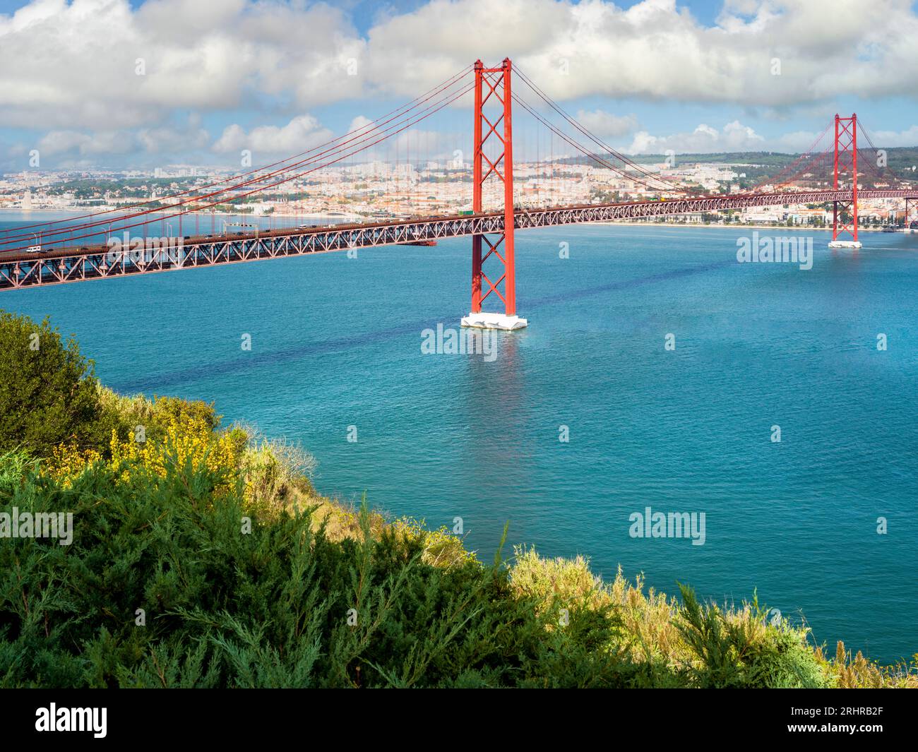 Ponte 25 de Abril, derselbe Architekt wie die Golden Gate Bridge in san Francisco, Kalifornien. Die Gesamtlänge beträgt 2.277 Meter (7.470 Fuß), was sie Stockfoto