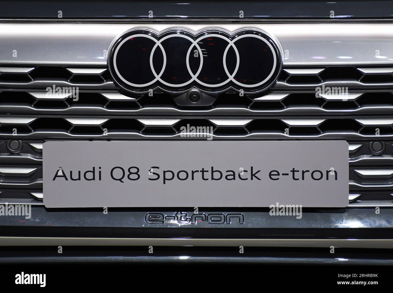 Mumbai, Indien. August 2023. Das Audi Logo wird auf dem Elektroauto Q8 Sportback e-tron während der Markteinführung von Audi e-tron sportback und suv in Mumbai angezeigt. Interessierte Kunden können Audi Q8 e-tron Elektroauto auf der Audi India Website und der App „myaudi Connect“ buchen. (Foto: Ashish Vaishnav/SOPA Images/SIPA USA) Credit: SIPA USA/Alamy Live News Stockfoto