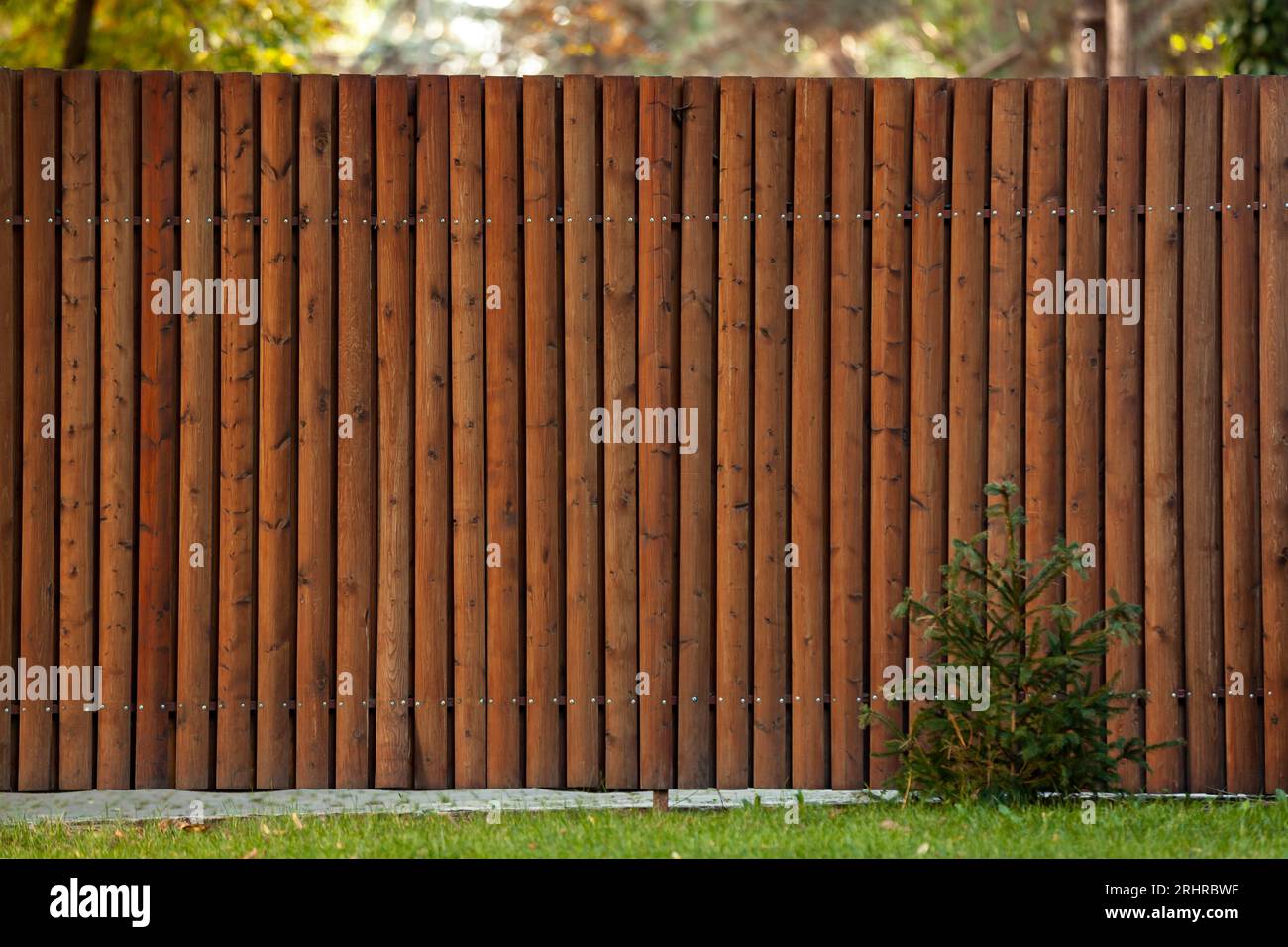 Zaun aus Holzschrott. Abfallfreie Verwendung von Holz. Umweltfreundlicher Holzhintergrund. Stockfoto