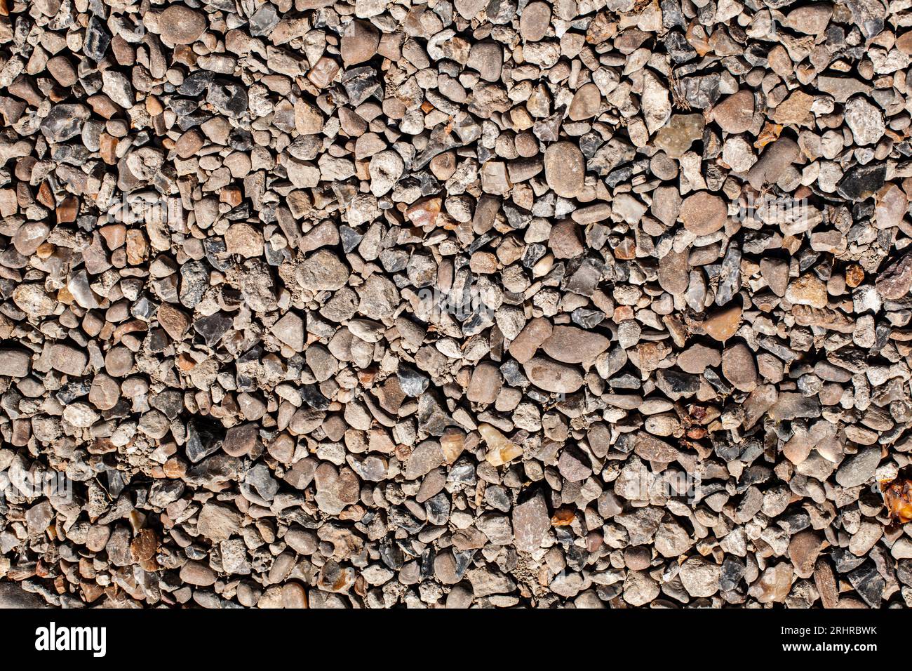 Kieselsteinhintergrund. Pflaster aus natürlichen Materialien. Draufsicht. Stockfoto