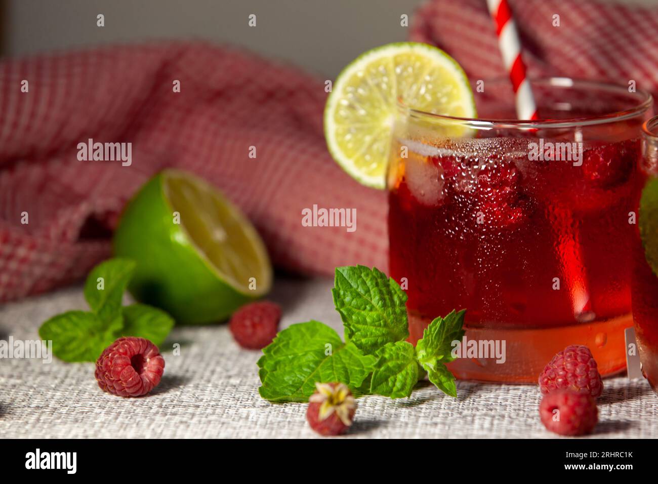 Hausgemachte Himbeer-Limonade. Alkoholfreies Kaltgetränk in einem vernebelten Glas. Selektiver Fokus. Stockfoto