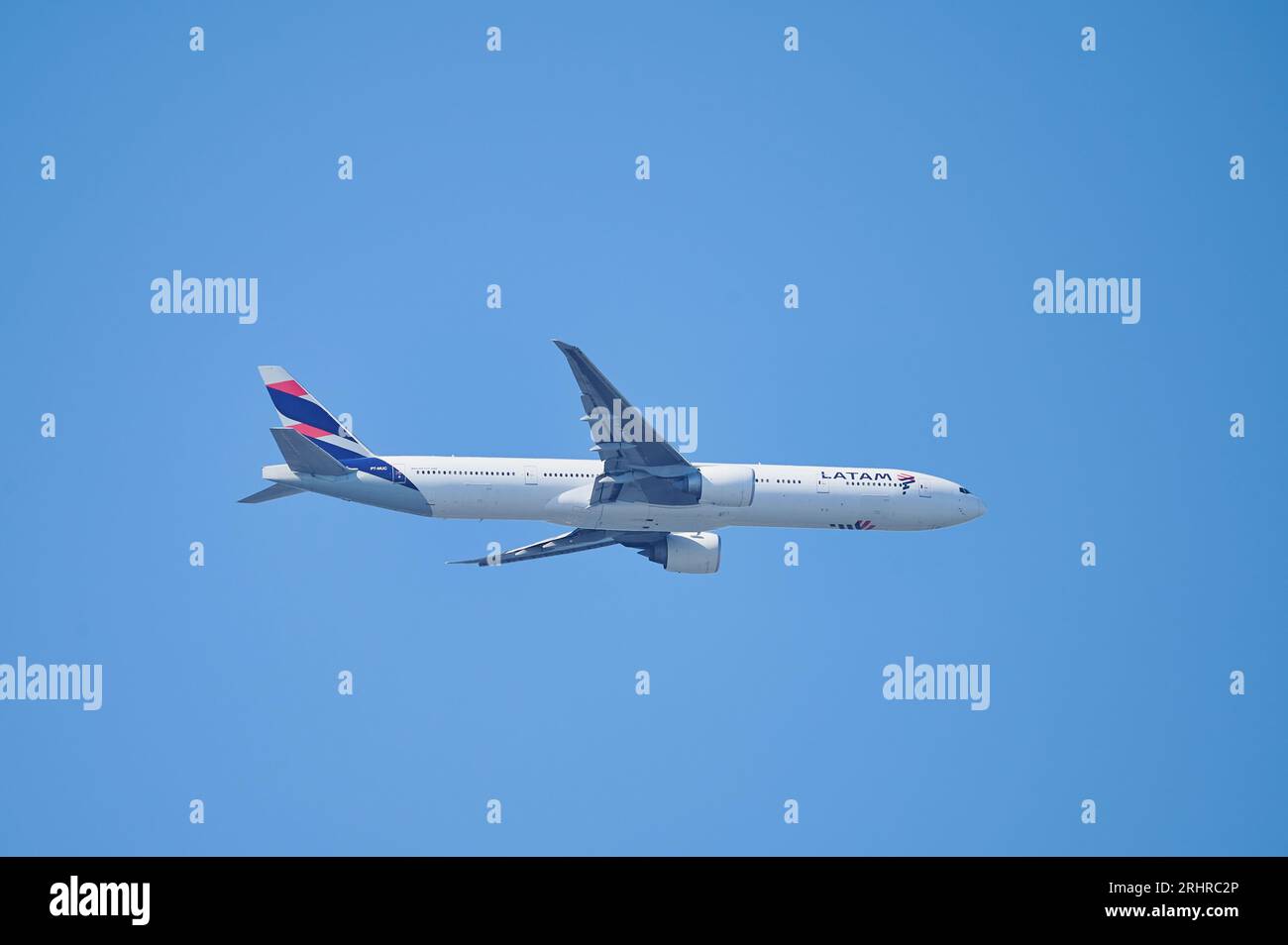 Mainz, Deutschland - 18. August 2023: LATAM-Flugzeug fliegt über Mainz-Hechtsheim, kurz vor der Landung in Frankfurt am Main Stockfoto