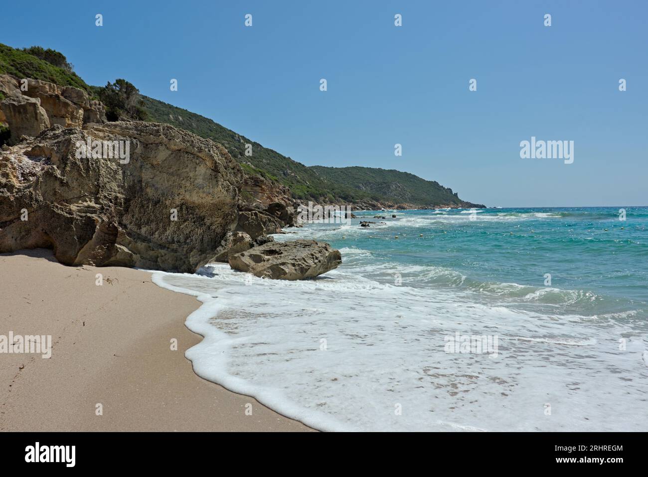 Capo di muro ist eine beeindruckende Kappe mit einem wunderschönen Blick auf das mittelmeer. Genießen Sie die Natur auf dem Cap und die nahe gelegene Stadt Propriano. Stockfoto
