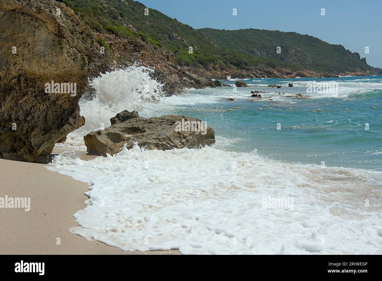 Capo di muro ist eine beeindruckende Kappe mit einem wunderschönen Blick auf das mittelmeer. Genießen Sie die Natur auf dem Cap und die nahe gelegene Stadt Propriano. Stockfoto
