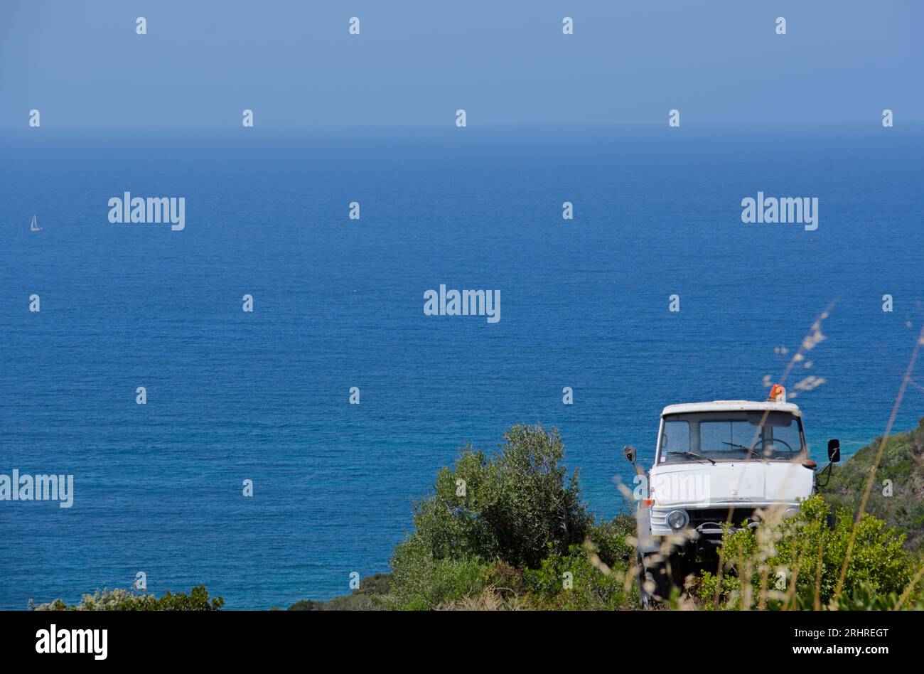 Capo di muro ist eine beeindruckende Kappe mit einem wunderschönen Blick auf das mittelmeer. Genießen Sie die Natur auf dem Cap und die nahe gelegene Stadt Propriano. Stockfoto