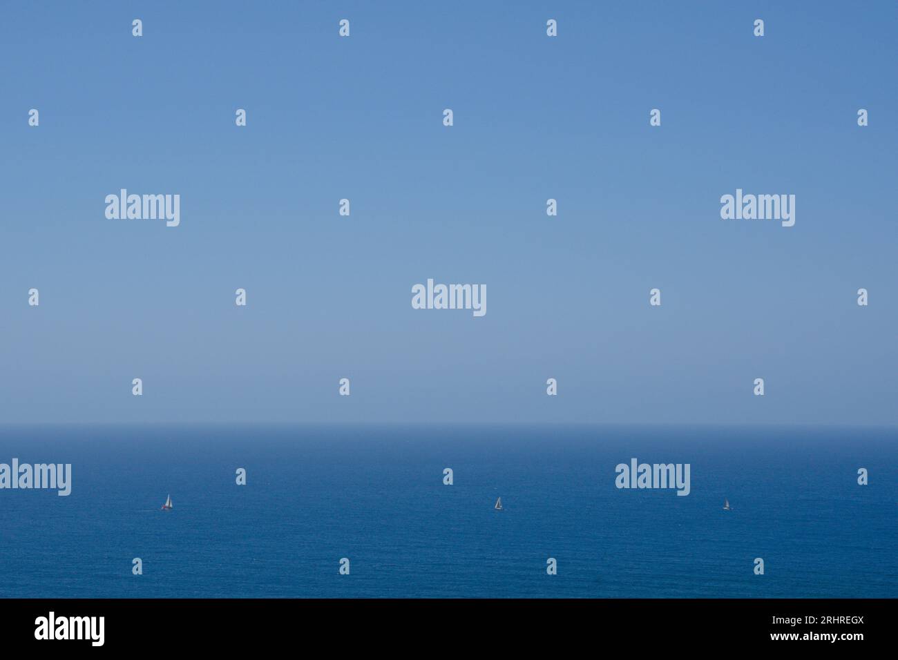 Capo di muro ist eine beeindruckende Kappe mit einem wunderschönen Blick auf das mittelmeer. Genießen Sie die Natur auf dem Cap und die nahe gelegene Stadt Propriano. Stockfoto