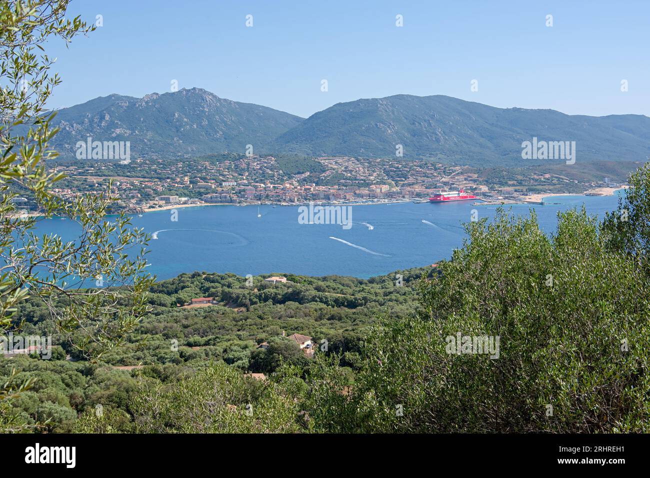 Capo di muro ist eine beeindruckende Kappe mit einem wunderschönen Blick auf das mittelmeer. Genießen Sie die Natur auf dem Cap und die nahe gelegene Stadt Propriano. Stockfoto