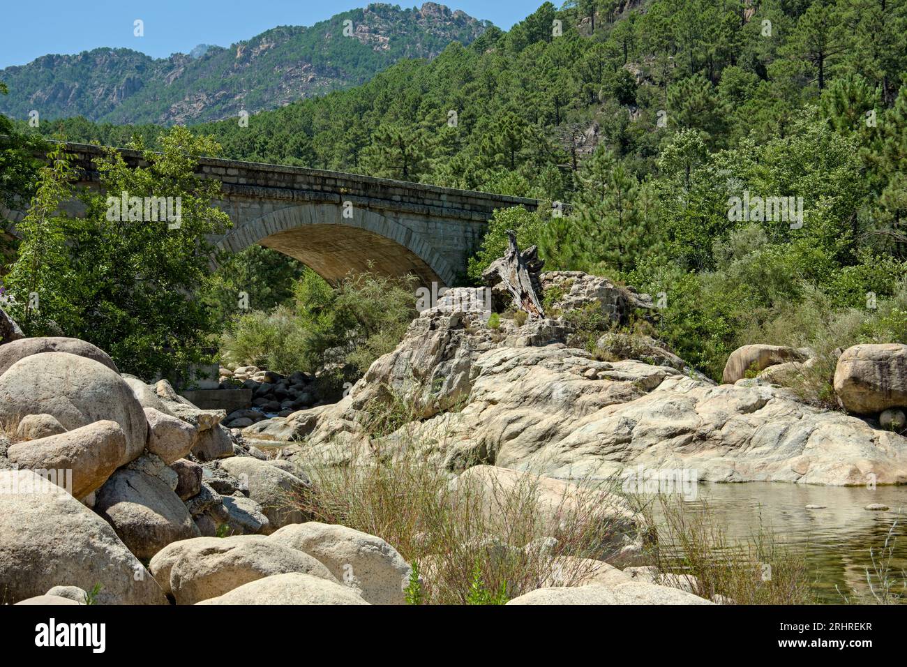 Solenzara ist ein wunderschöner Fluss mit Teichen, um ein erfrischendes Bad auf der Insel korsika zu nehmen. Die korsischen Berge sind schön wie die Meerseite. Stockfoto