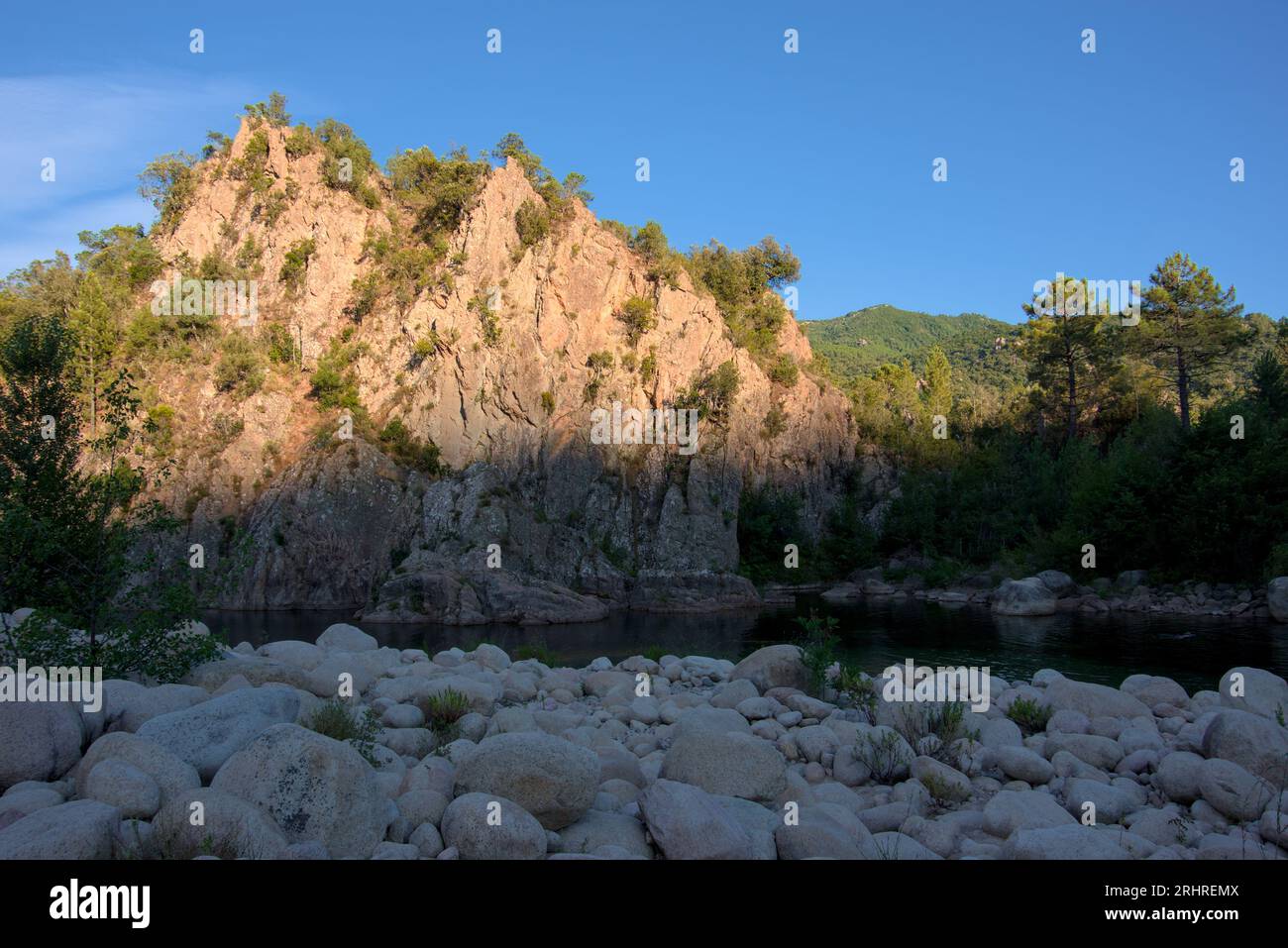 Solenzara ist ein wunderschöner Fluss mit Teichen, um ein erfrischendes Bad auf der Insel korsika zu nehmen. Die korsischen Berge sind schön wie die Meerseite. Stockfoto