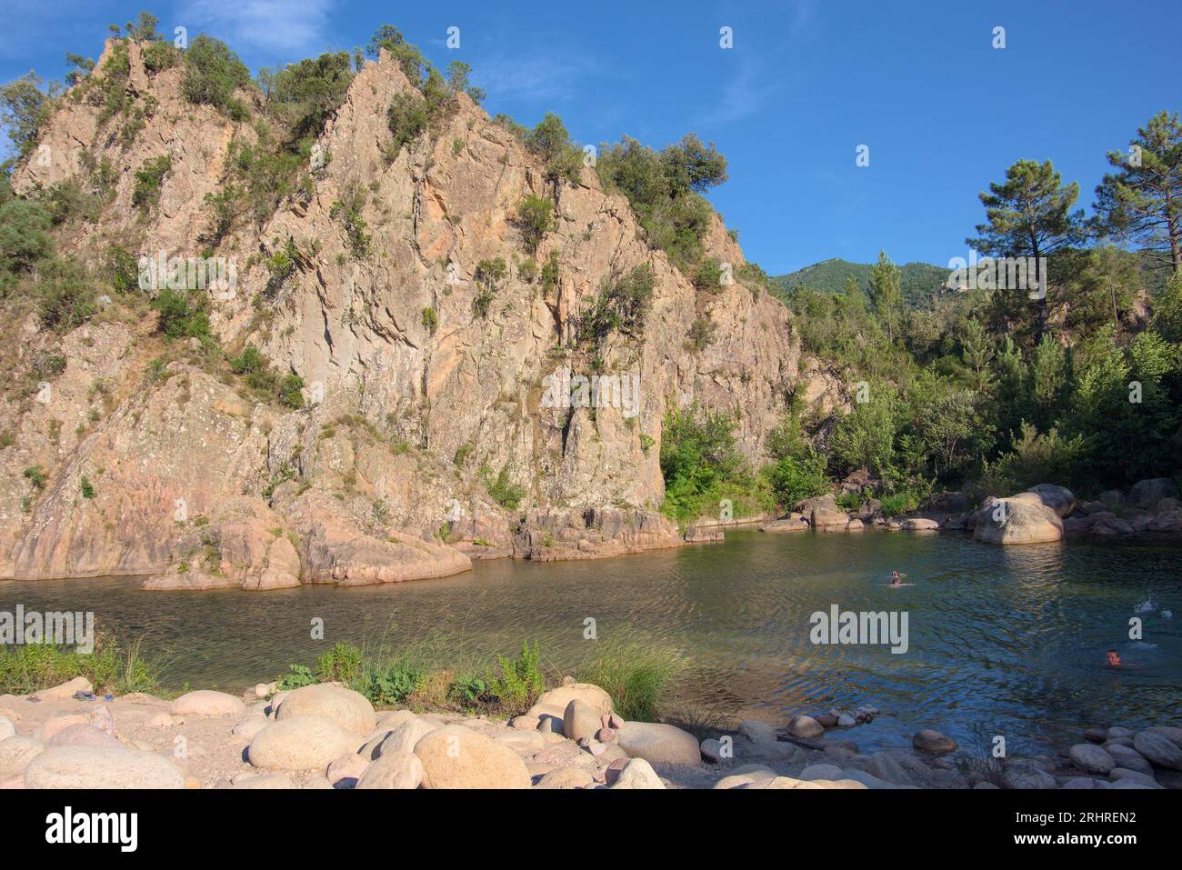 Solenzara ist ein wunderschöner Fluss mit Teichen, um ein erfrischendes Bad auf der Insel korsika zu nehmen. Die korsischen Berge sind schön wie die Meerseite. Stockfoto