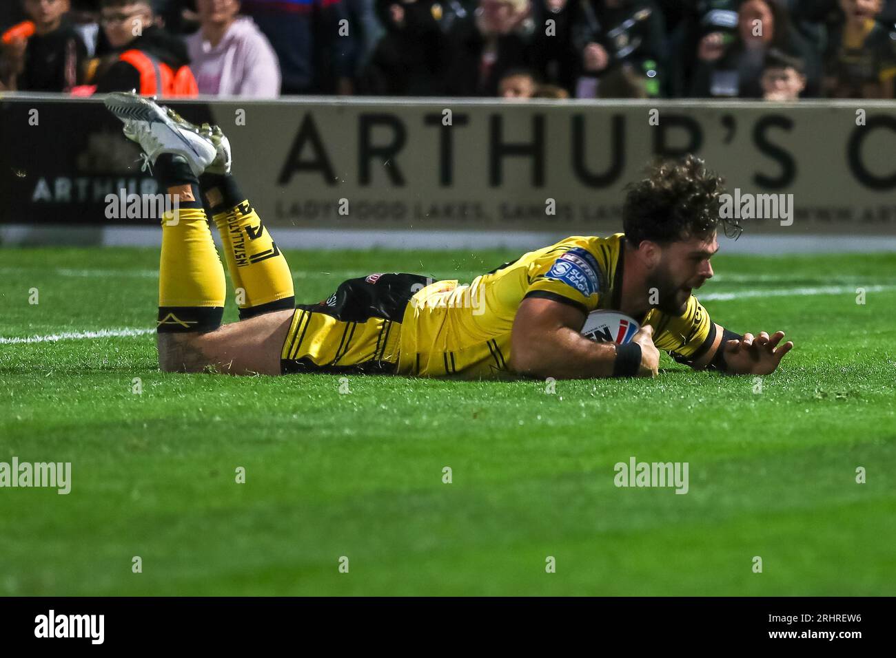 Wakefield, Großbritannien. August 2023. *Alex Foster versucht CASTLEFORD** während des Super-League-Spiels zwischen Wakefield Trinity und Castleford in Belle Vue, Wakefield, UK am 18. August 2023. Foto von Simon Hall. Nur redaktionelle Verwendung, Lizenz für kommerzielle Nutzung erforderlich. Keine Verwendung bei Wetten, Spielen oder Veröffentlichungen eines einzelnen Vereins/einer Liga/eines einzelnen Spielers. Credit: UK Sports Pics Ltd/Alamy Live News Stockfoto