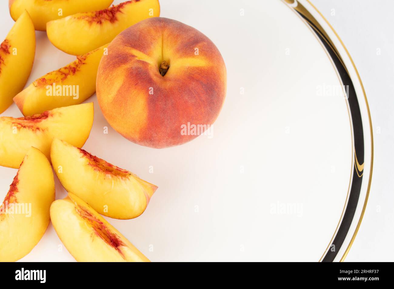 Pfirsiche in Scheiben auf einem edlen Teller Stockfoto