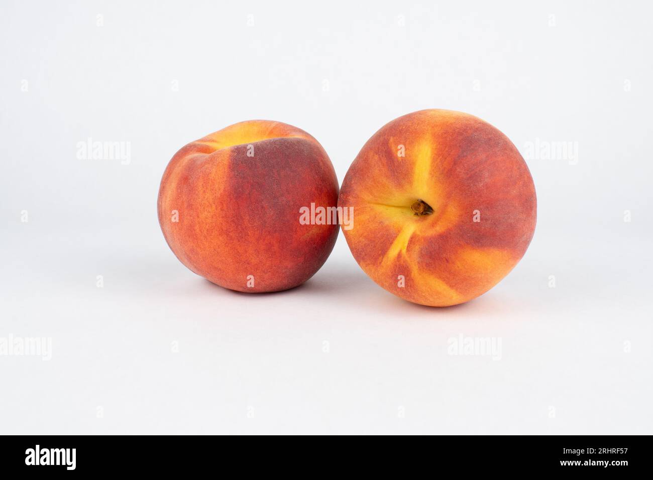 Isolierter Steinobstpfirsiche weißer Hintergrund Stockfoto