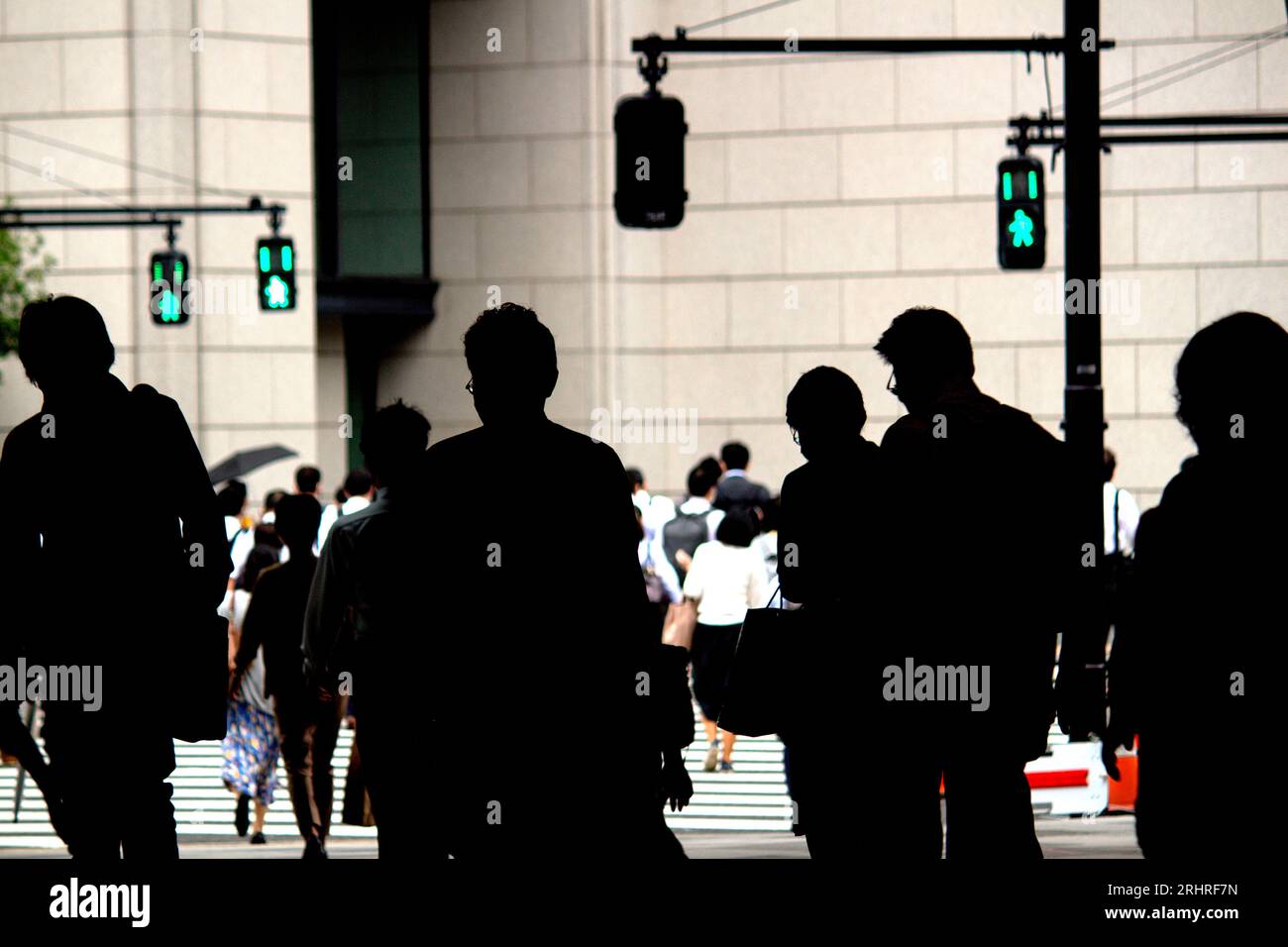 Tägliches Leben in Japan „Silhouetten von Menschen, die morgens vom Bahnhof Tokio zur Arbeit pendeln“ Stockfoto