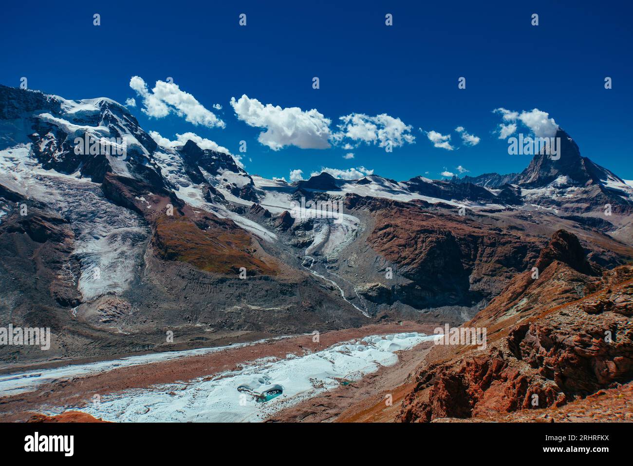 Hohe Alpenberge mit Gletscherpanorama mit Matterhorn Stockfoto
