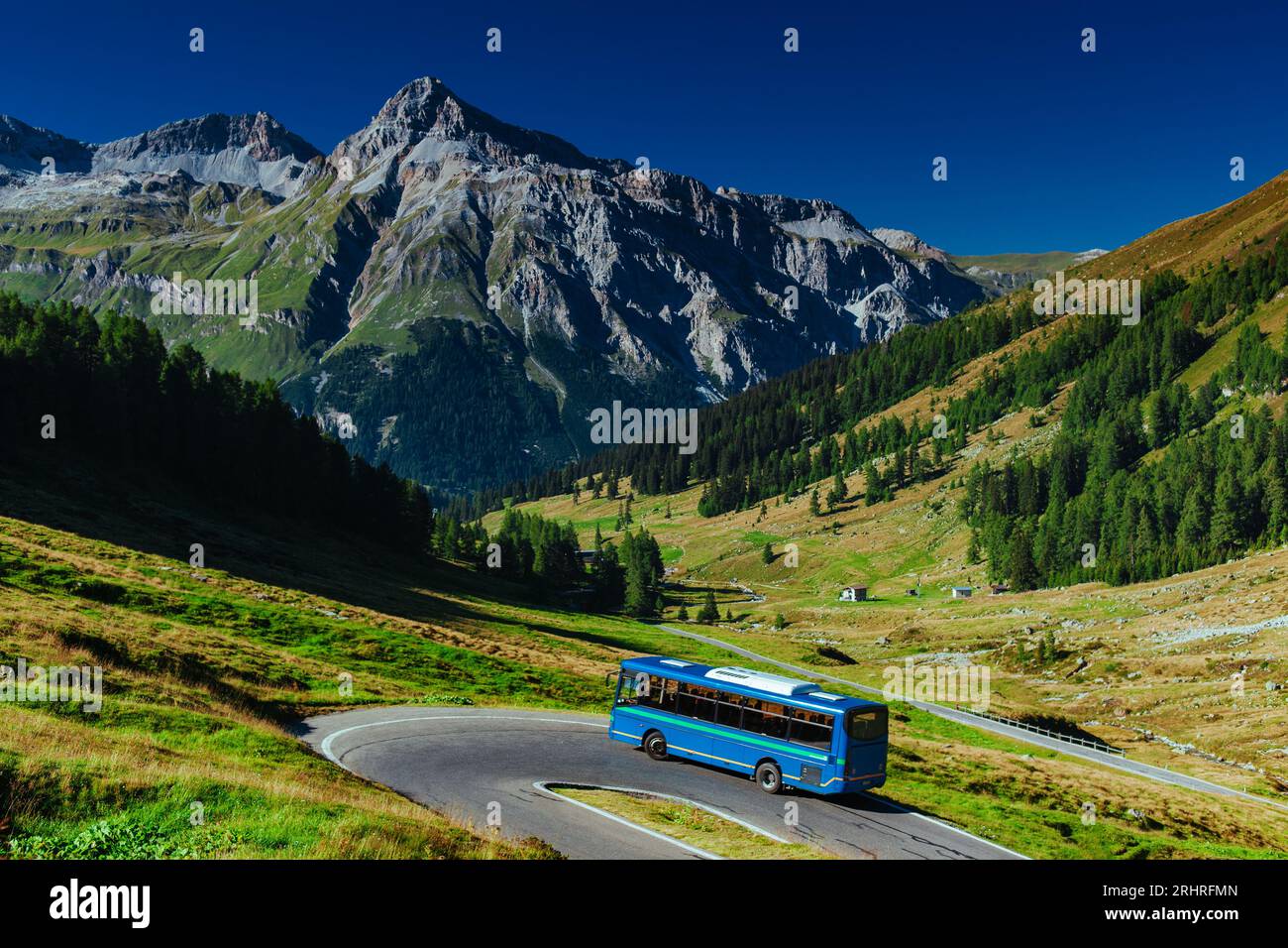 Im Sommer Fahrt mit dem Personenbus in den Schweizer Alpen Stockfoto
