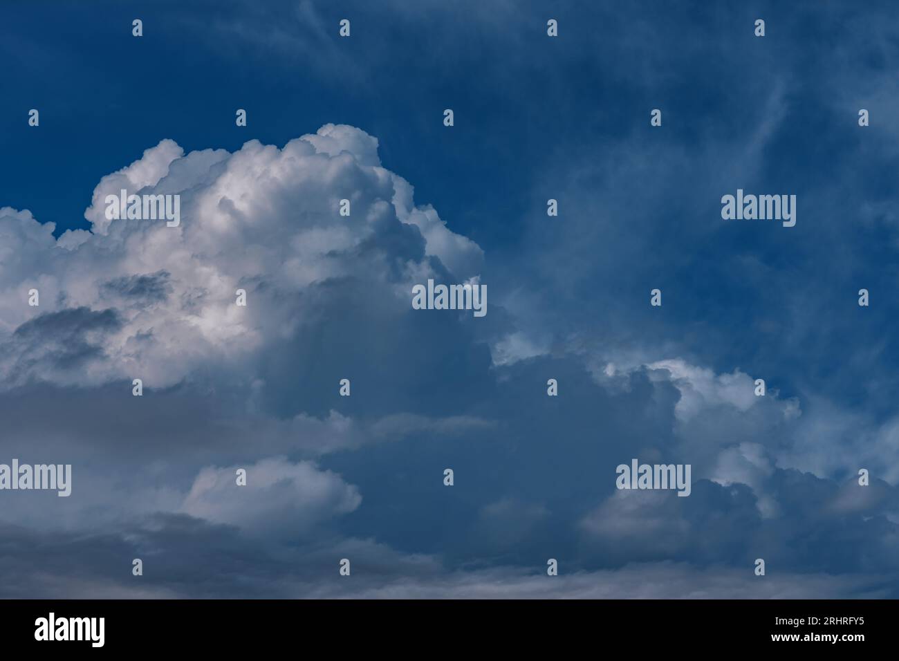 Flauschige Wolken im Sommer Stockfoto
