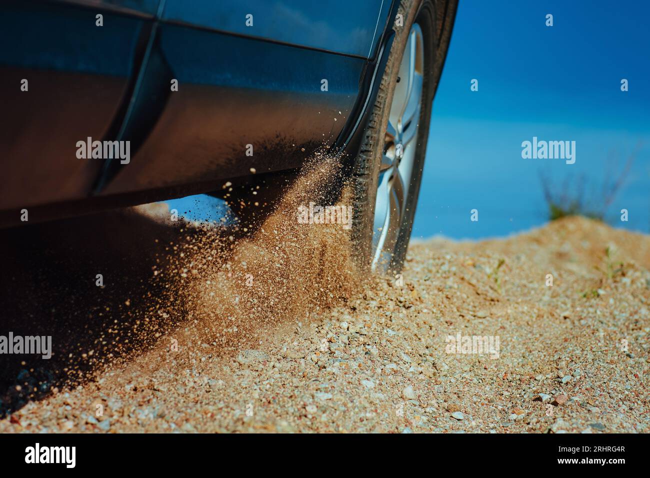 Das Autorad rutscht auf dem Sand in der Wüste aus nächster Nähe Stockfoto