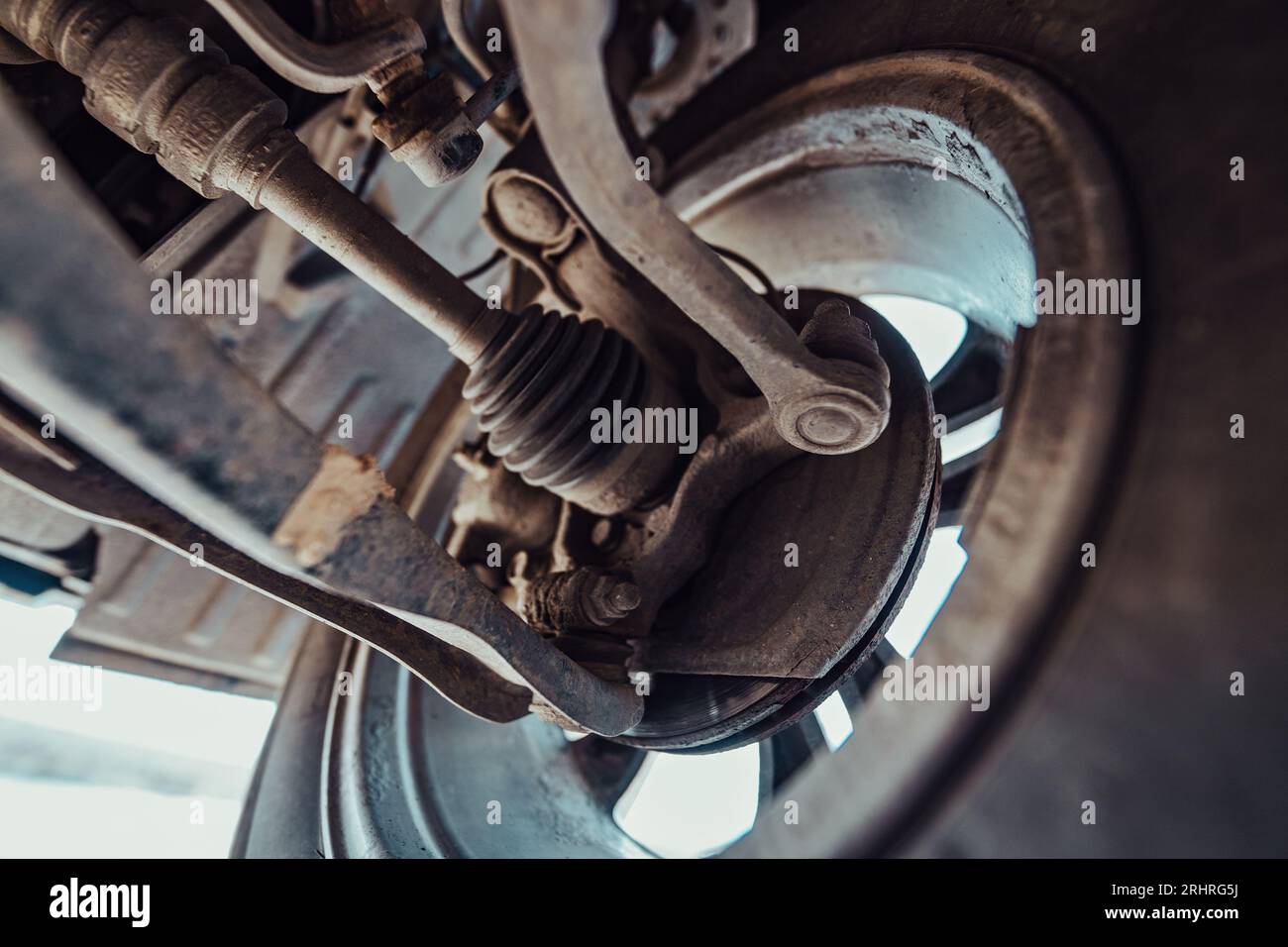 Detailansicht der Fahrzeugaufhängung, Weitwinkel Stockfoto