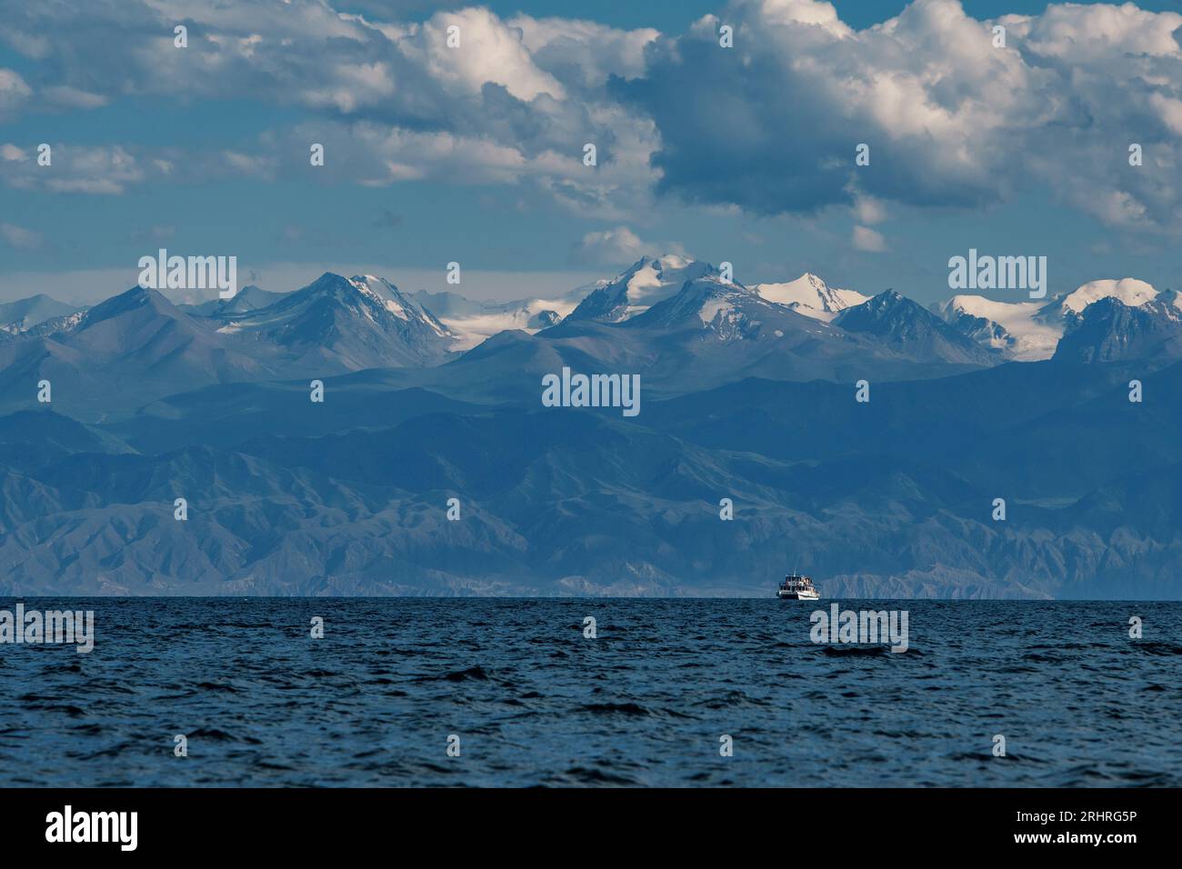 Issyk-Kul-See und hohe Tien-Shan-Berge im Sommer, Kirgisistan Stockfoto