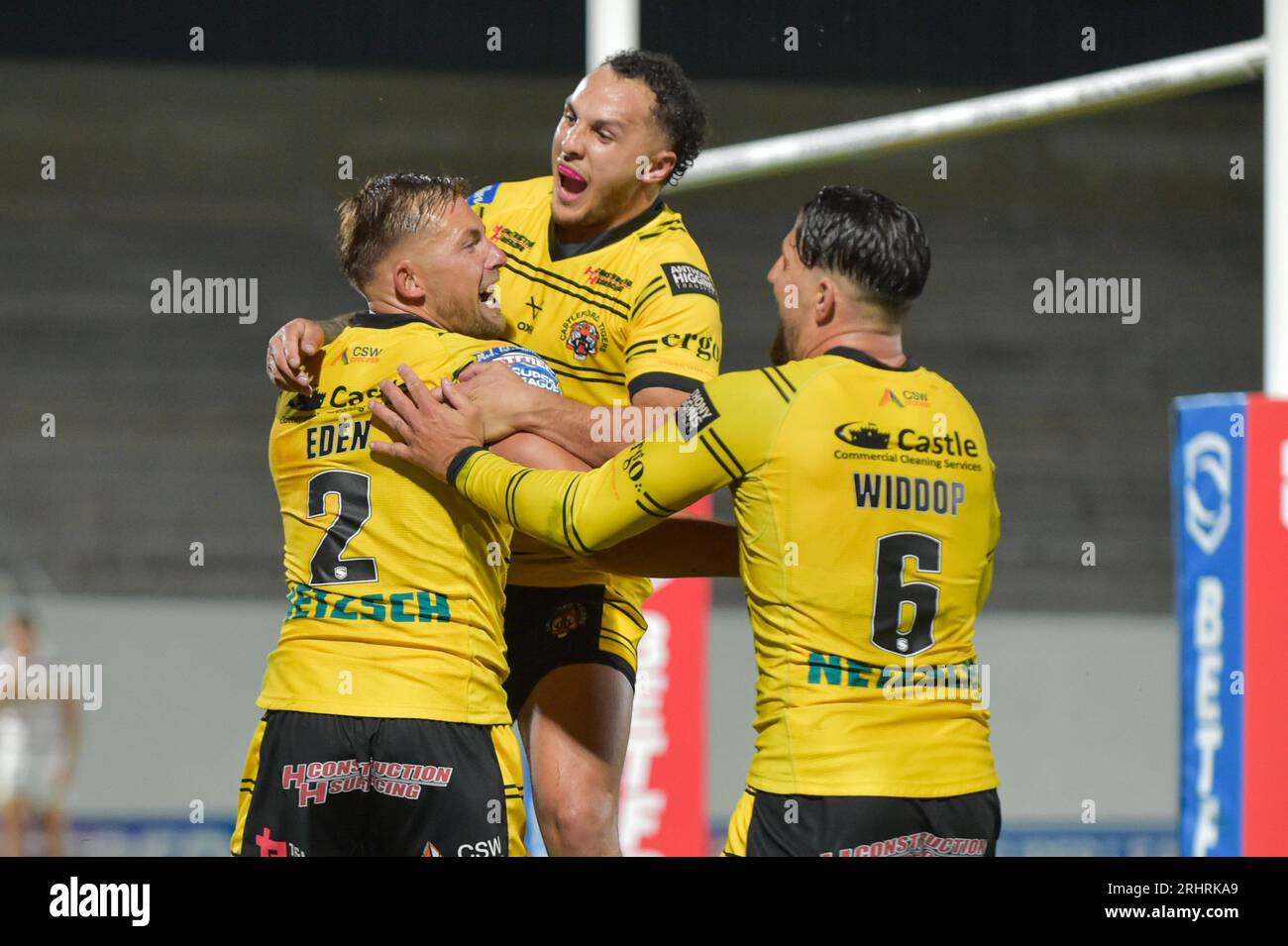 Liam Horne #45 von Castleford Tigers feiert Greg Eden #2 von Castleford Tigers, der seinen Hassrick beim Spiel der 22. Runde der Betfred Super League Wakefield Trinity gegen Castleford Tigers im Be Well Support Stadium, Wakefield, Großbritannien, 18. August 2023 erzielte (Foto: Craig Cresswell/News Images) Stockfoto