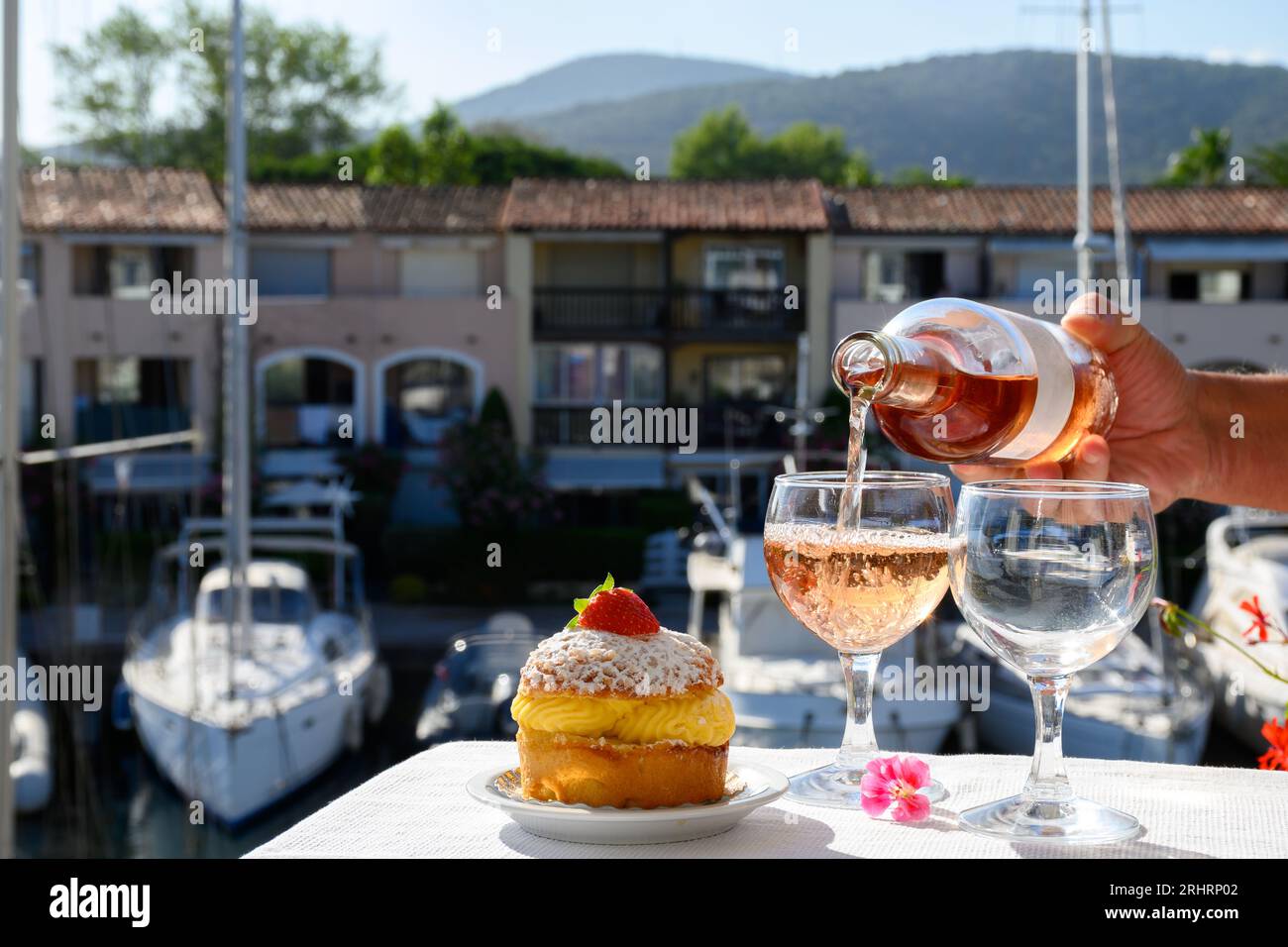 Wein und Kuchen an der französischen Riviera, Gläser kalten Rosenwein Cote de Provence und Tarte Tropezienne Kuchen im Yachthafen Port Grimaud, Sommerurlaub Stockfoto