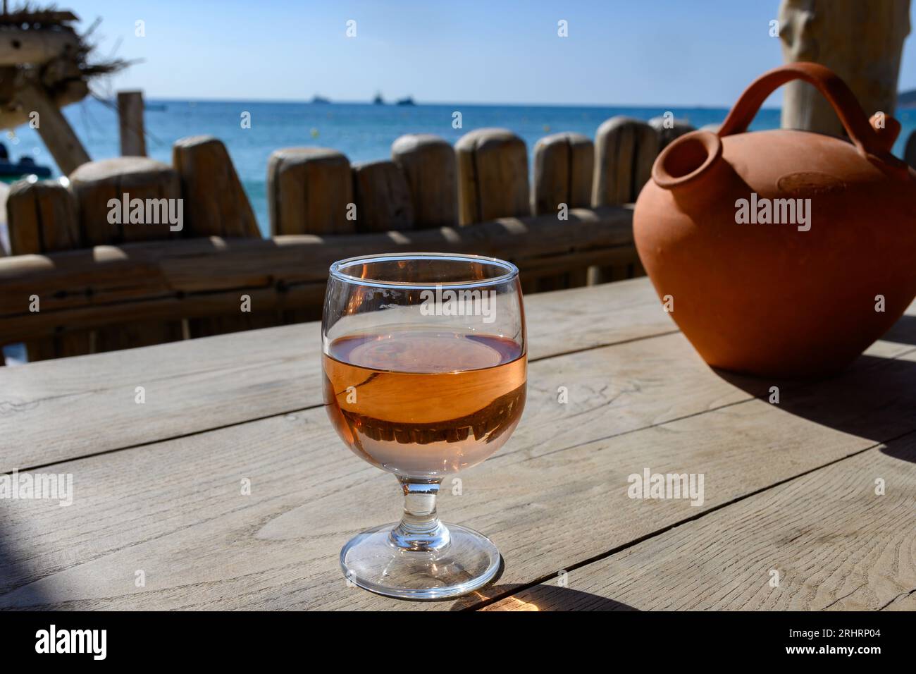 Sommerparty in der Provence, ein Glas Rosenwein auf der Barterrasse Pampelonne Sandstrand nahe Saint-Tropez an sonnigen Tagen, Departement Var, Frankreich Stockfoto