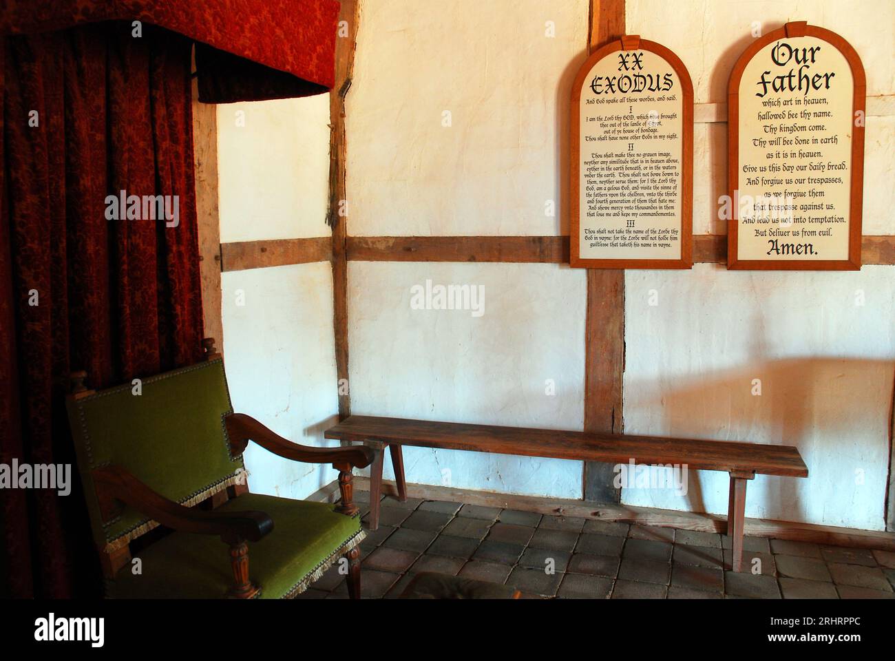 Die zehn Gebote und das Gebet des Herrn hängen in einer Kapelle in der nachgebildeten englischen Kolonialsiedlung Jamestown, Virginia Stockfoto