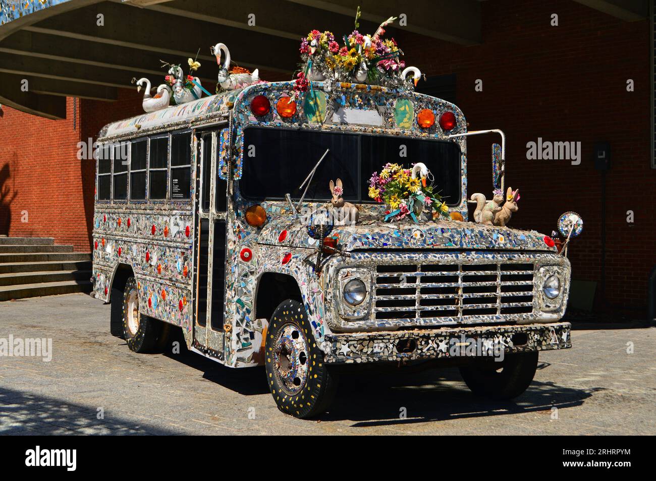 Vor dem American Visionary Art Museum in Baltimore, Maryland, steht ein geschmückter Schulbus mit einem Mosaik aus Buntglas Stockfoto