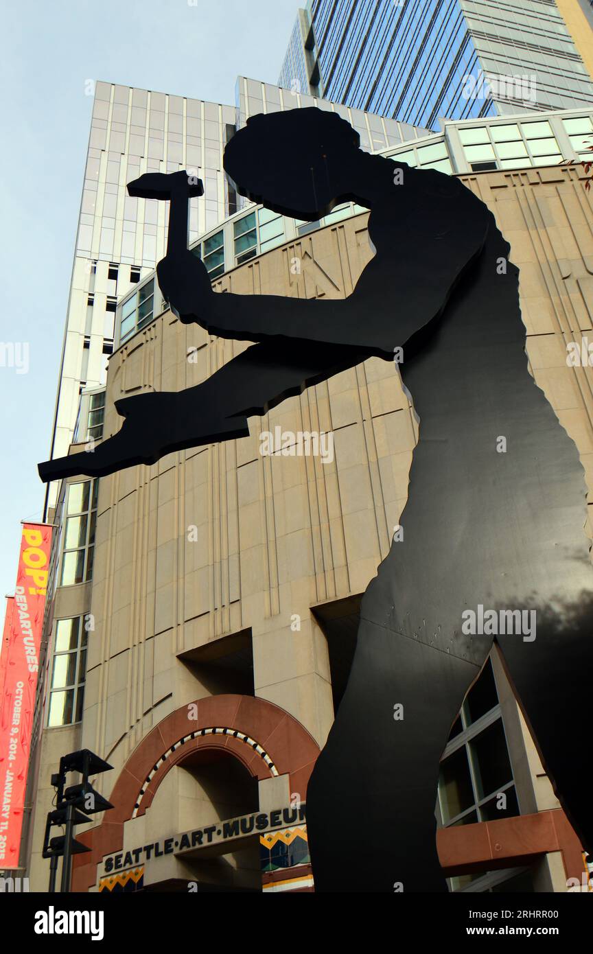 Die kinetische Skulptur Hammering man hat einen mechanisierten Arm, der einen Amboss vor dem Seattle Museum of Art schlägt Stockfoto