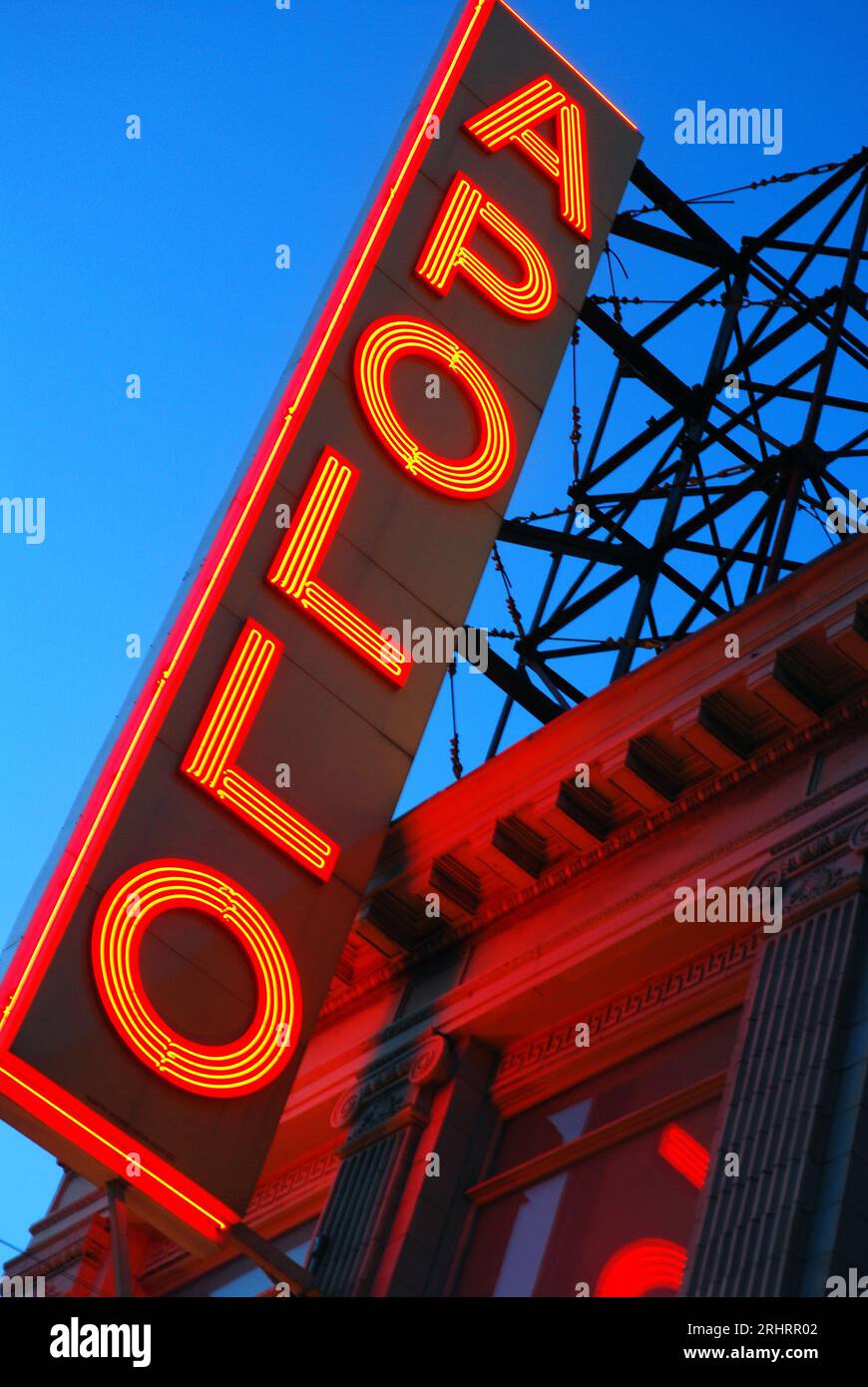 Das Festzelt des berühmten Apollo Theatre in Harlem, New York City, leuchtet in der Dämmerung Stockfoto