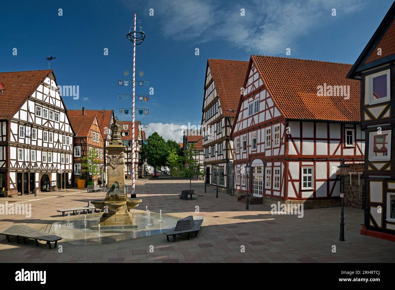 Marktplatz mit Marktbrunnen und Maypole in der historischen Altstadt mit vielen Fachwerkhäusern, Deutschland, Hessen, Hofgeismar Stockfoto