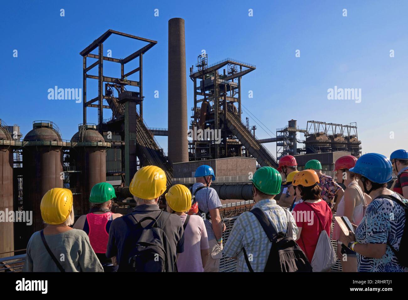 Gruppe auf dem Skywalk mit Blick auf die Hochöfen, Industriewerk Phoenix-West, Deutschland, Nordrhein-Westfalen, Ruhrgebiet, Dortmund Stockfoto