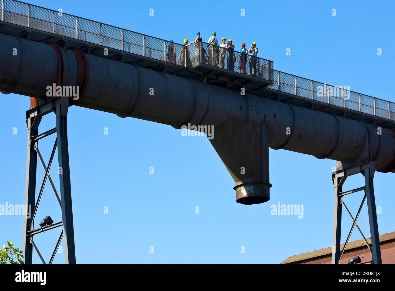 Besuchergruppe auf dem Skywalk des ehemaligen Phoenix-West-Industriewerkes, Deutschland, Nordrhein-Westfalen, Ruhrgebiet, Dortmund Stockfoto