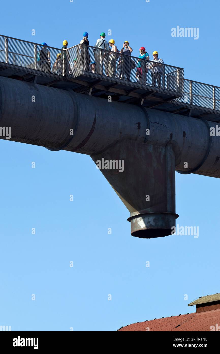 Besuchergruppe auf dem Skywalk des ehemaligen Phoenix-West-Industriewerkes, Deutschland, Nordrhein-Westfalen, Ruhrgebiet, Dortmund Stockfoto