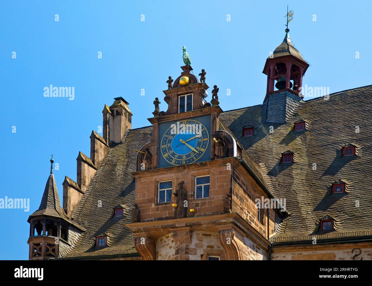 Historisches Rathaus mit Renaissancegabel von 1581 mit der Kunstuhr auf dem Treppenturm, Deutschland, Hessen, Marburg an der Lahn Stockfoto
