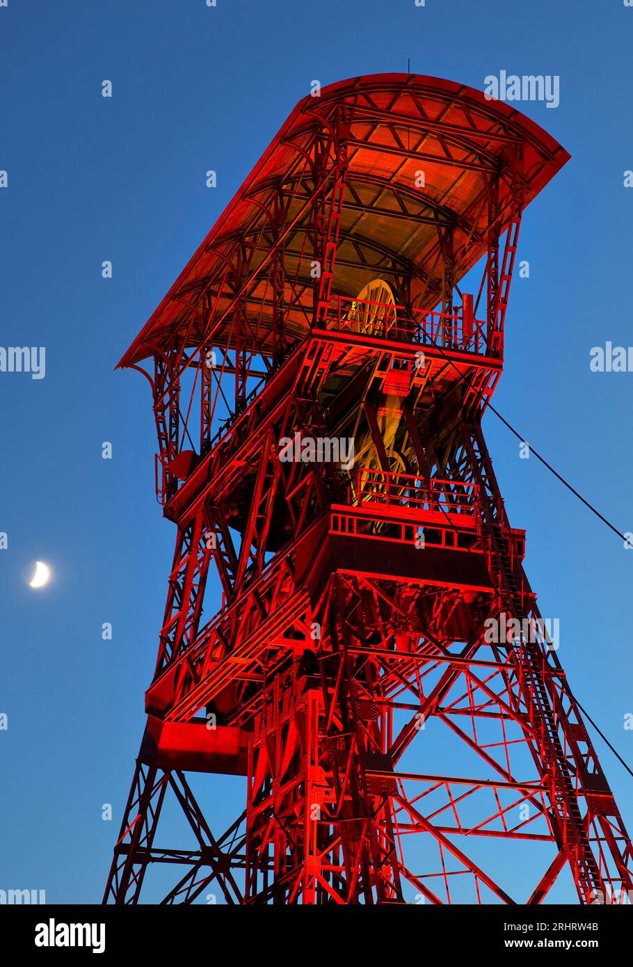 Rot beleuchteter Kopfrahmen des ehemaligen Bergwerks Rheinpreussen 4, extra Layer, Deutschland, Nordrhein-Westfalen, Moers Stockfoto